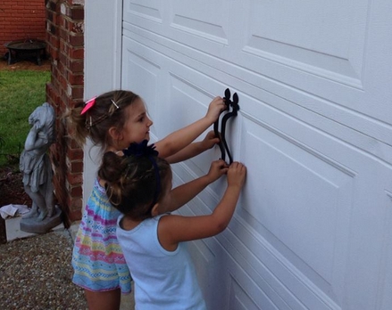 garage-girls-helping