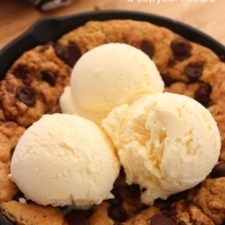 Chili's Copycat Chocolate Chip Skillet Cookie – The Sassy Foodie