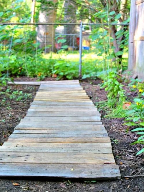 Garden Wood Pallet Walkway