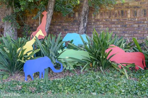 Backyard Jungle Party Decor