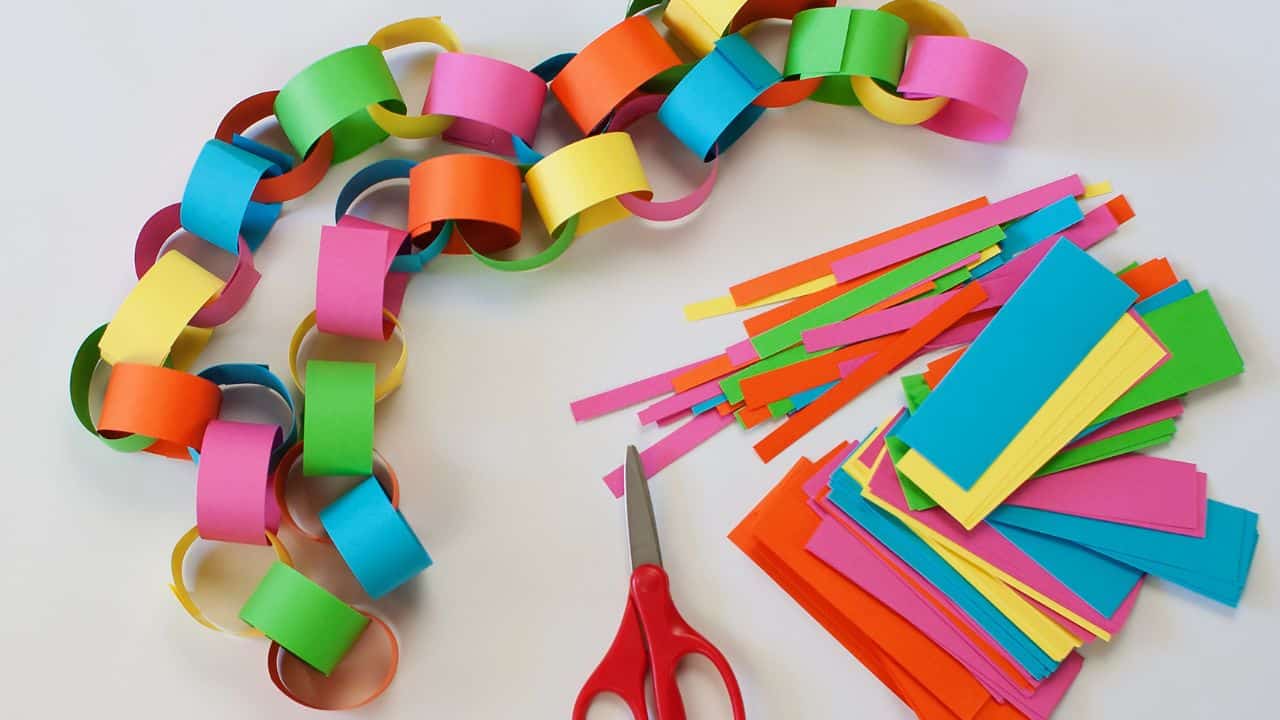 paper chain for a birthday countdown idea